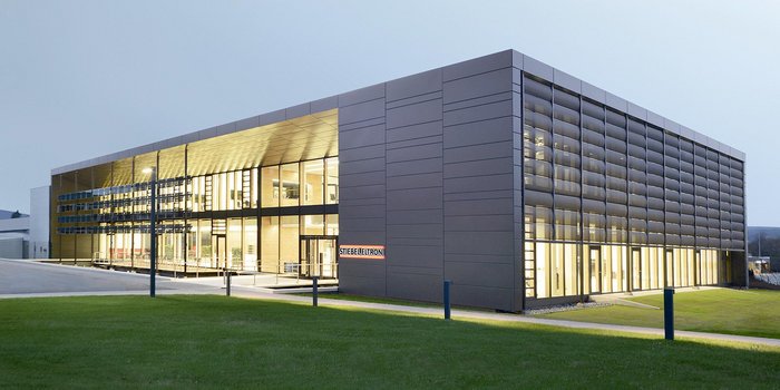 Das Firmgebaeude von Stiebel-Eltron in der daemmerung