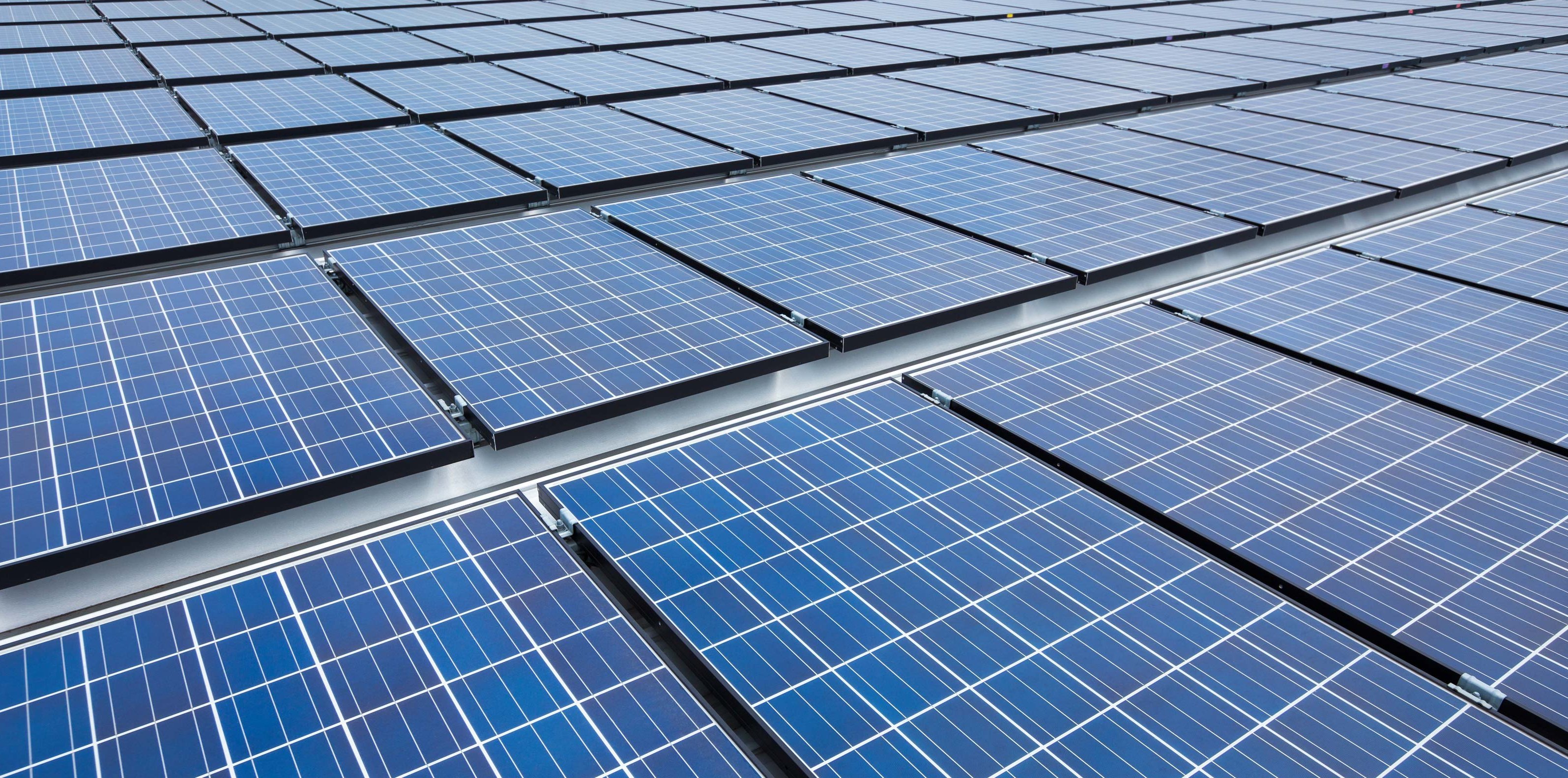 Moderne Solarpanels auf einem Dach in voller Sonne Eine Photovoltaikanlage einer großen Fläche