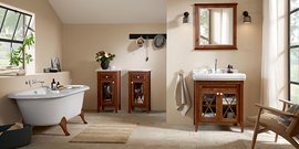 Ein elegantes Badezimmer mit einer freistehenden Badewanne und modernen Holzschränken, die eine warme Atmosphäre schaffen.