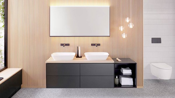 Ein modernes Badezimmer mit zwei weißen Waschbecken auf einem Holzregal, umgeben von eleganten Holzvertäfelungen.