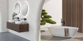 Ein modernes Badezimmer mit zwei weißen Waschbecken auf einem Holzschrank und eleganten Spiegeln an der Wand.