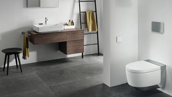 Ein modernes Badezimmer mit einem schwebenden Holzwaschtisch, einer eleganten Toilette und einem minimalistischen Design.