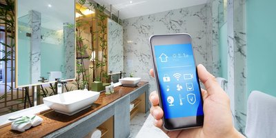 Moderne Badezimmeransicht mit Smartphone-Steuerung Ein modernes Badezimmer mit eleganten Waschbecken und einem Smartphone, das eine smarte Steuerung zeigt.