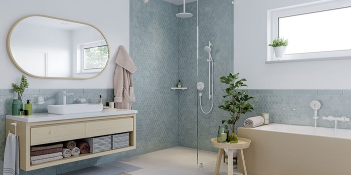Ein modernes Badezimmer mit einer eleganten Dusche, einem großen Spiegel und einer stilvollen Badewanne, umgeben von sanften Farben.