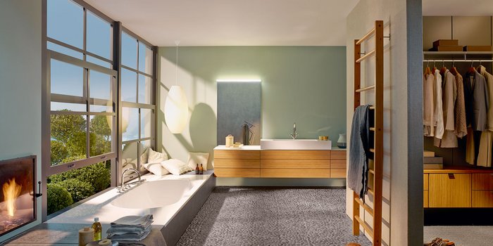 Ein Badezimmer mit einer tiefergelegten Badewanne